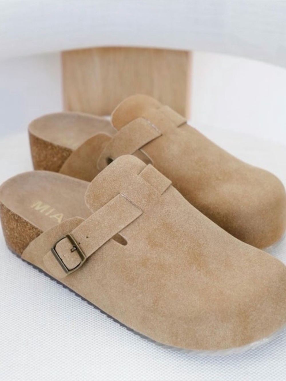 NEW NEVER WORN. MIA Chunky Platform Suede Clog Adjustable Buckle Strap. 8.5.
